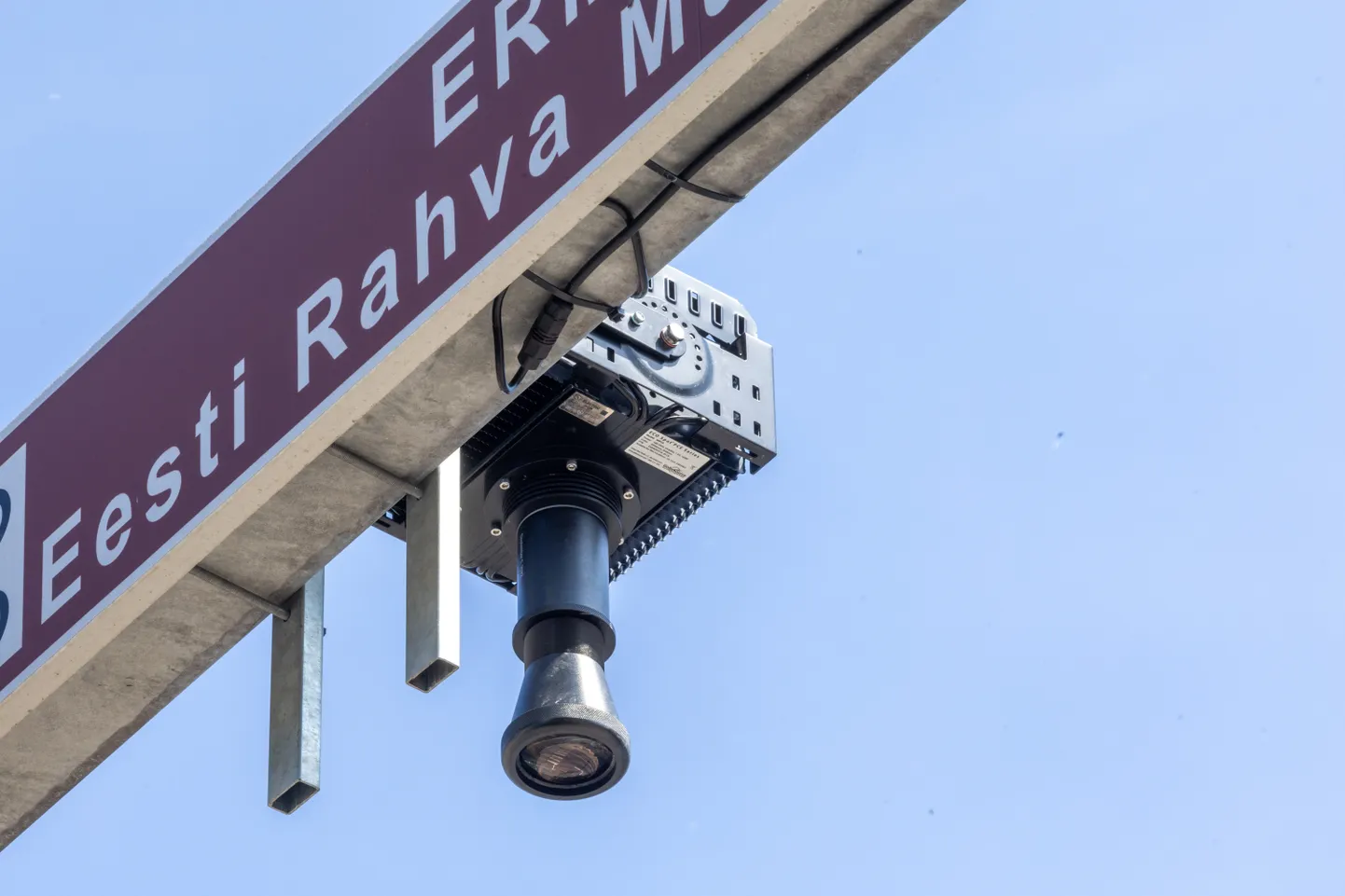 Roosi ja Puiestee ristmikul on liiklusmärk, mis kuvab pimedas rattarajale märgise.