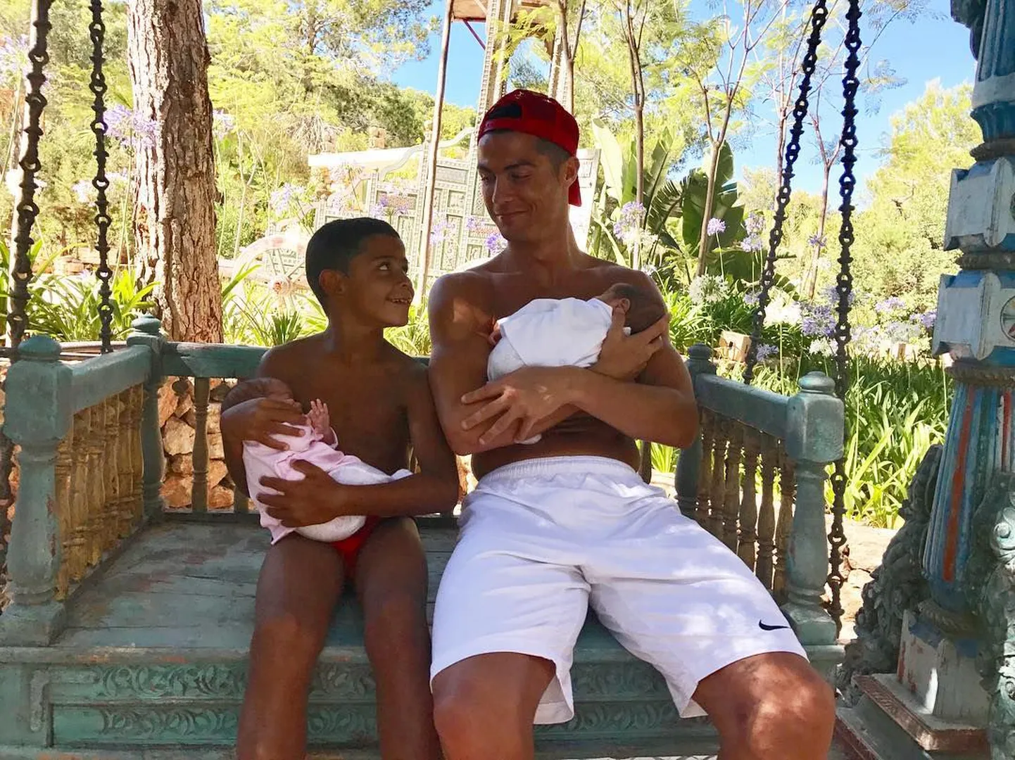 Cristiano Ronaldo ja Cristiano Ronaldo Jr koos kaksikute Eva ja Mateoga