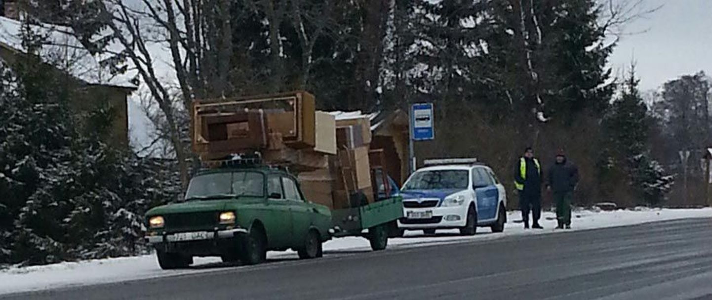 Sellise mööblilastiga Moskvitš tabati reedel sõitmas Viljandimaa kõige tihedama liiklusega teel. Kontrollimisel tuvastas politsei, et koorem oli kehvasti kinnitatud ning kujutas ohtu teistele liiklejatele.