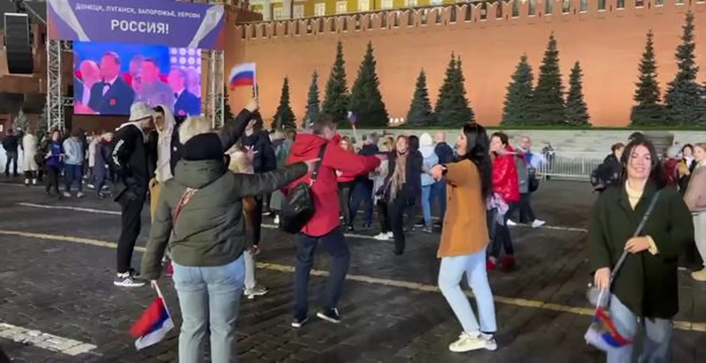 Люди на Красной площади во время концерта-митинга 30 сентября 2022 года