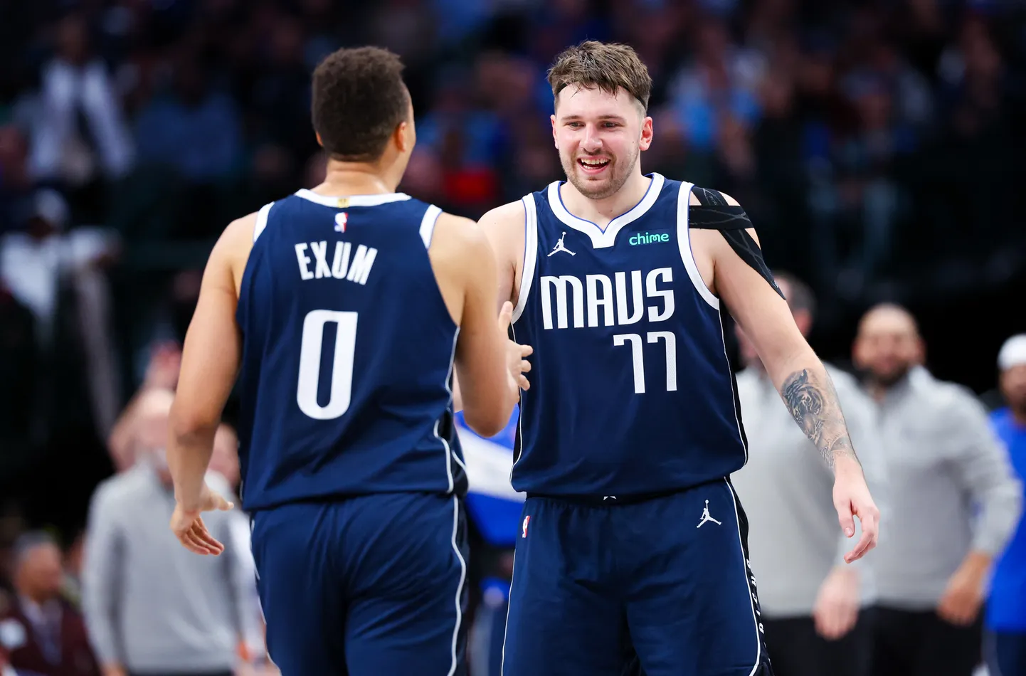 Dallase tagamees Luka Doncic (paremal) rõõmustab koos Dante Exumiga.