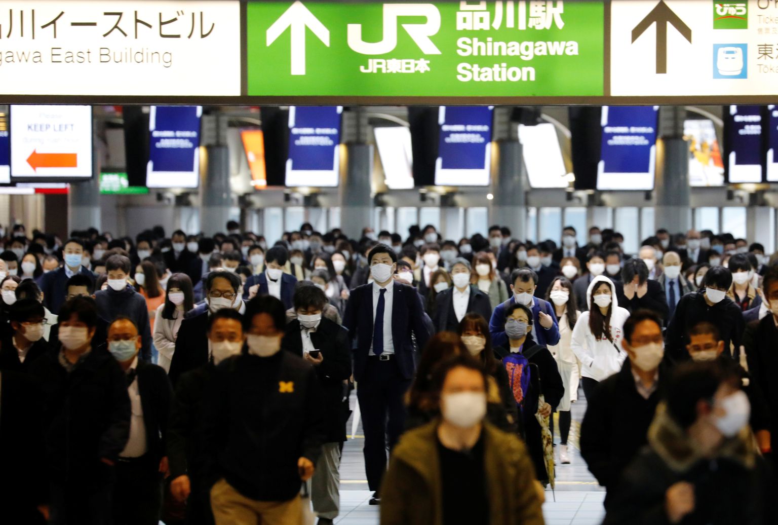 Näomaske kandvad inimesed tipptunni ajal Tokyo Shinagawa jaamas.