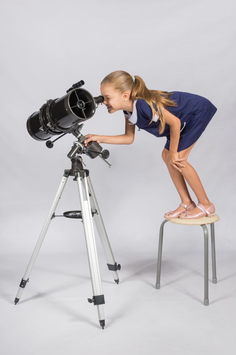 Tüdruk teleskoobiga