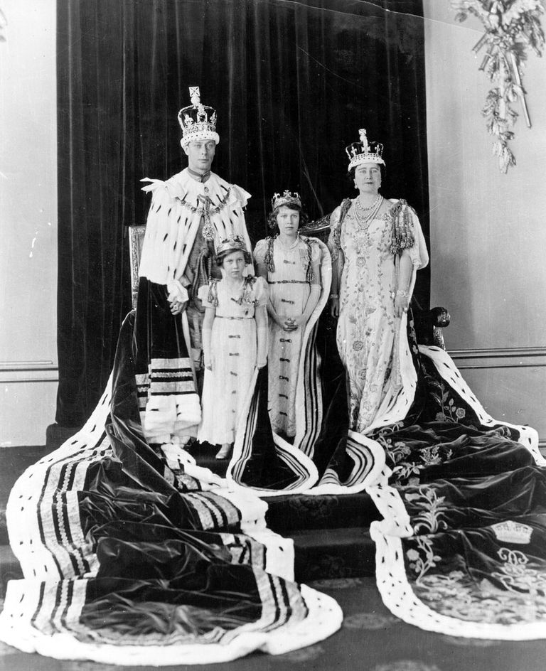 Принцесса Елизавета с родителями и младшей сестрой Маргарет на коронации отца