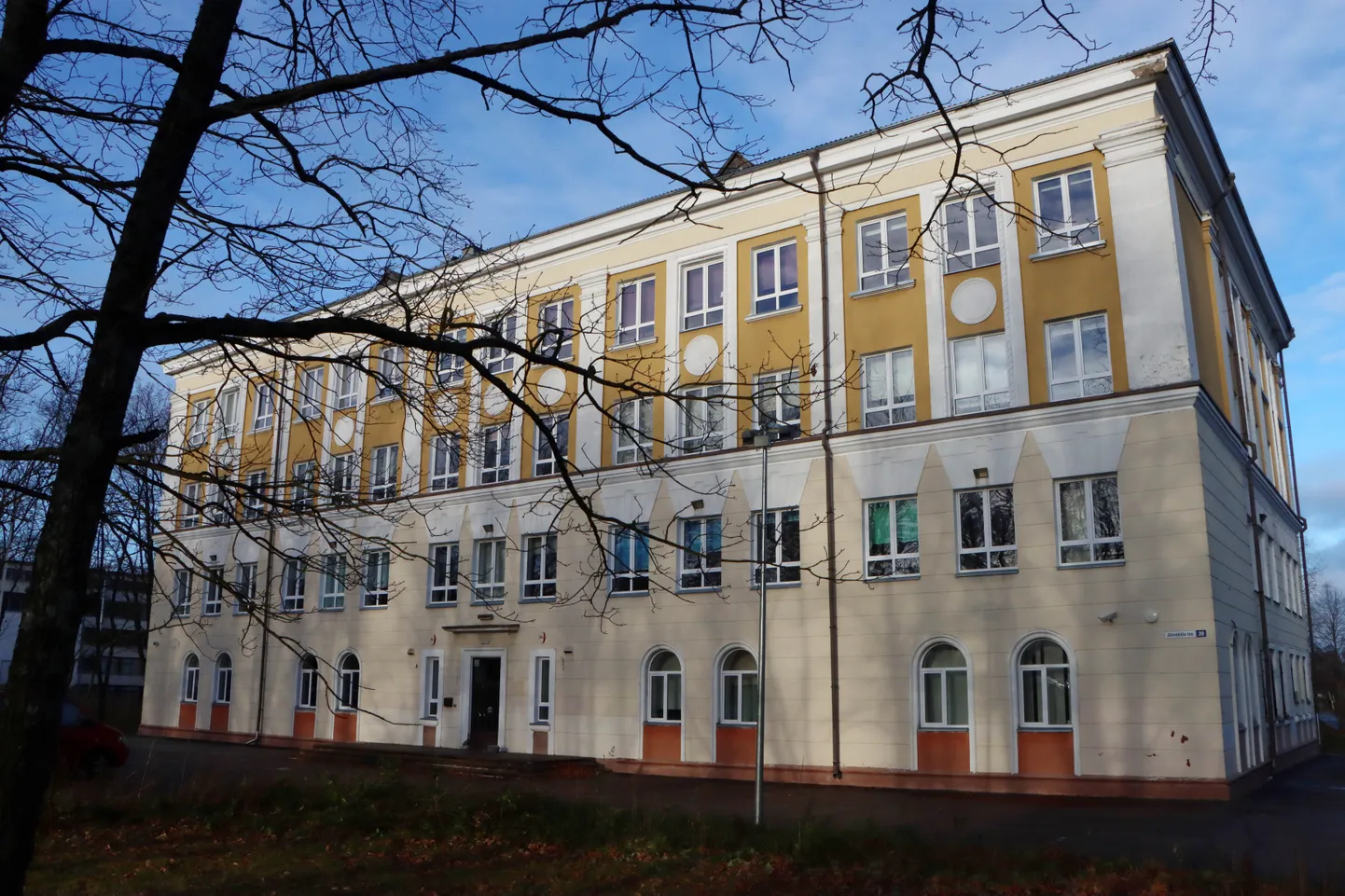 See endine vene gümnaasiumi koolimaja Kohtla-Järvel on seisnud kasutuseta viis aastat ning toonud linnale vaid kulu. Nüüd pakub linn seda järgmiseks kohtumajaks, kui Jõhvi kohtumaja otustatakse sulgeda.