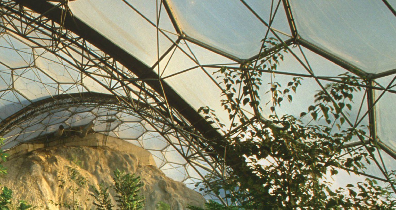 isionäär Tim Smiti, arhitekt Nicholas Grimshaw’ büroo ja andekate konstruktorite koostööna rajatud Eden Projecti ehk maailma suurima kasvuhoone kuplite all avardatakse päevast päeva külastajate silmaringi.