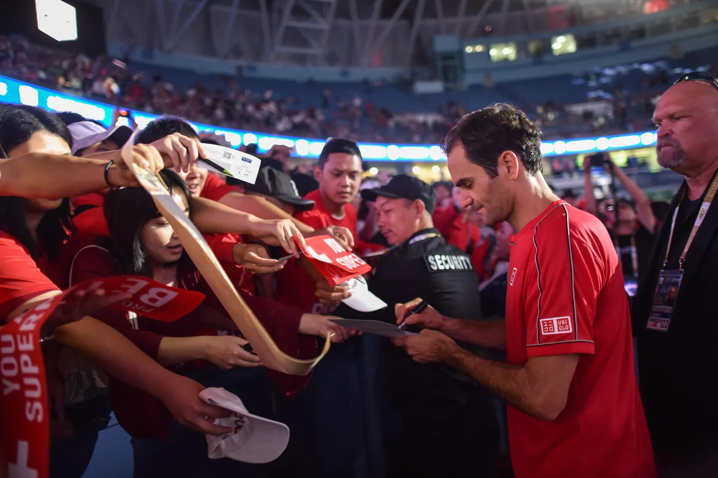 Roger Federer Shangahis fännidele autogramme jagamas