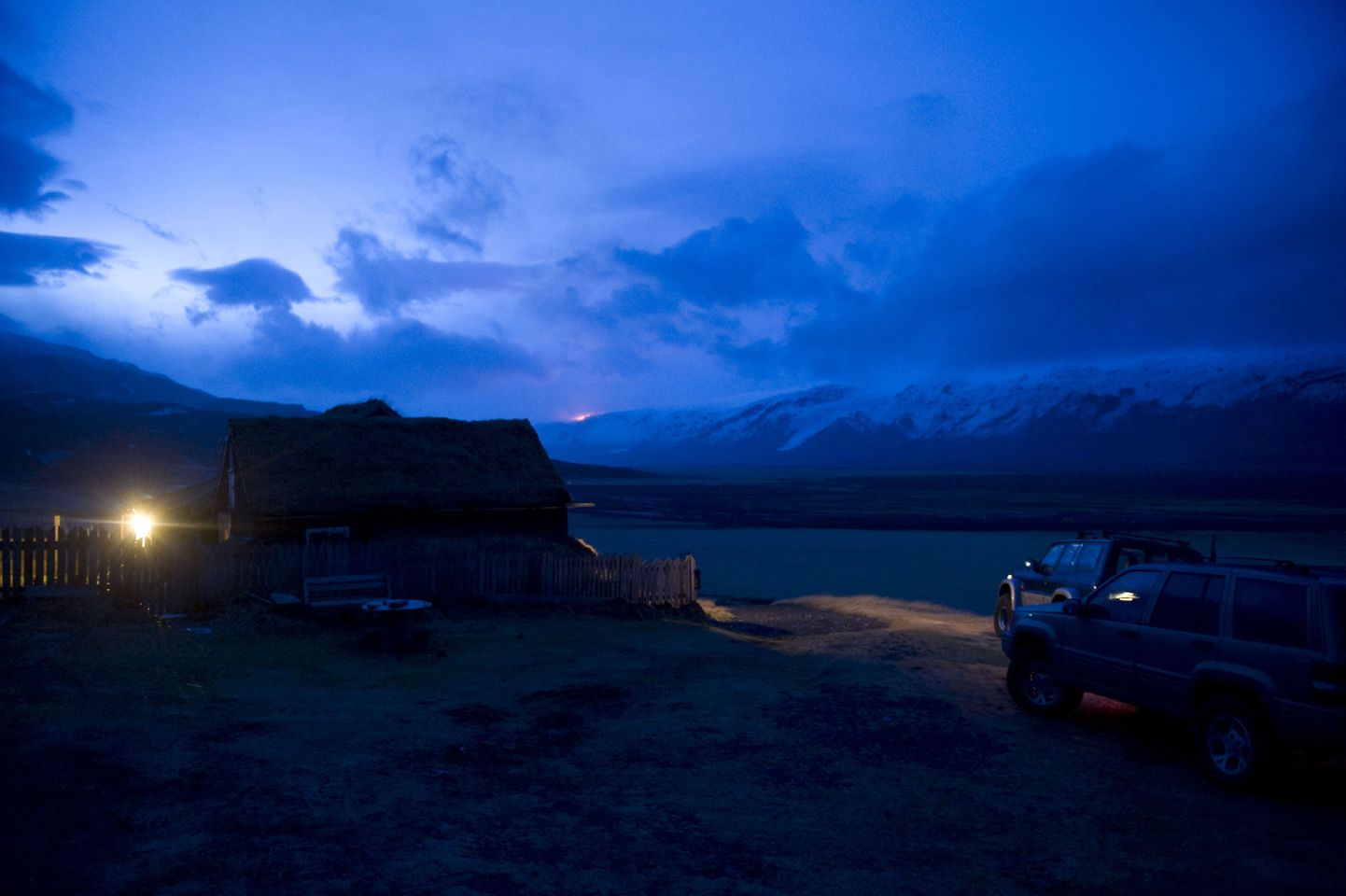 Islandil Eyjafjallajökulli liustiku juures purskava Fimmvörðuhálsi vulkaani kuma õhtutaevas.