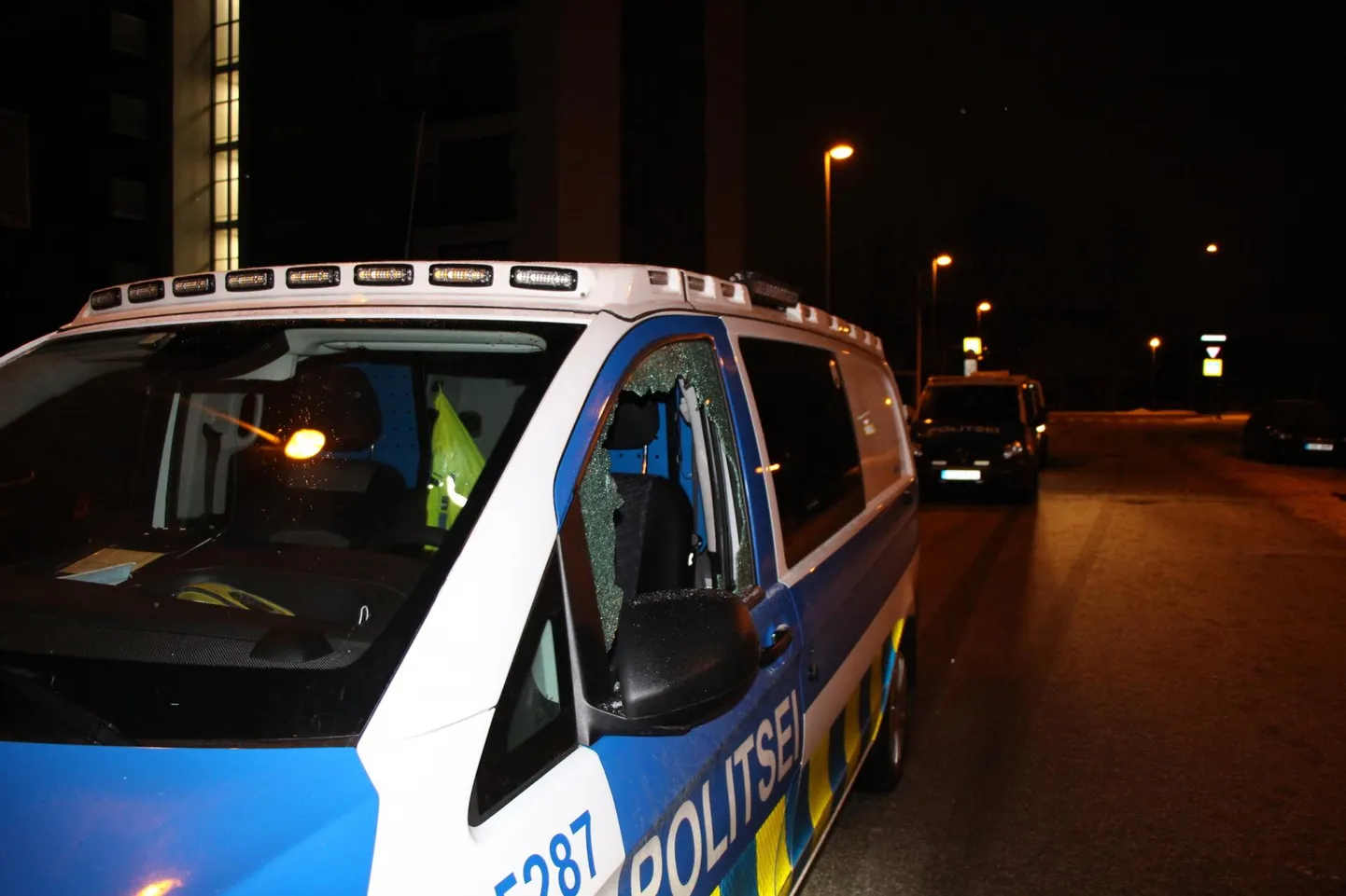22- ja 24aastane mees lõkusid Kooli tänaval kaht politseibussi.