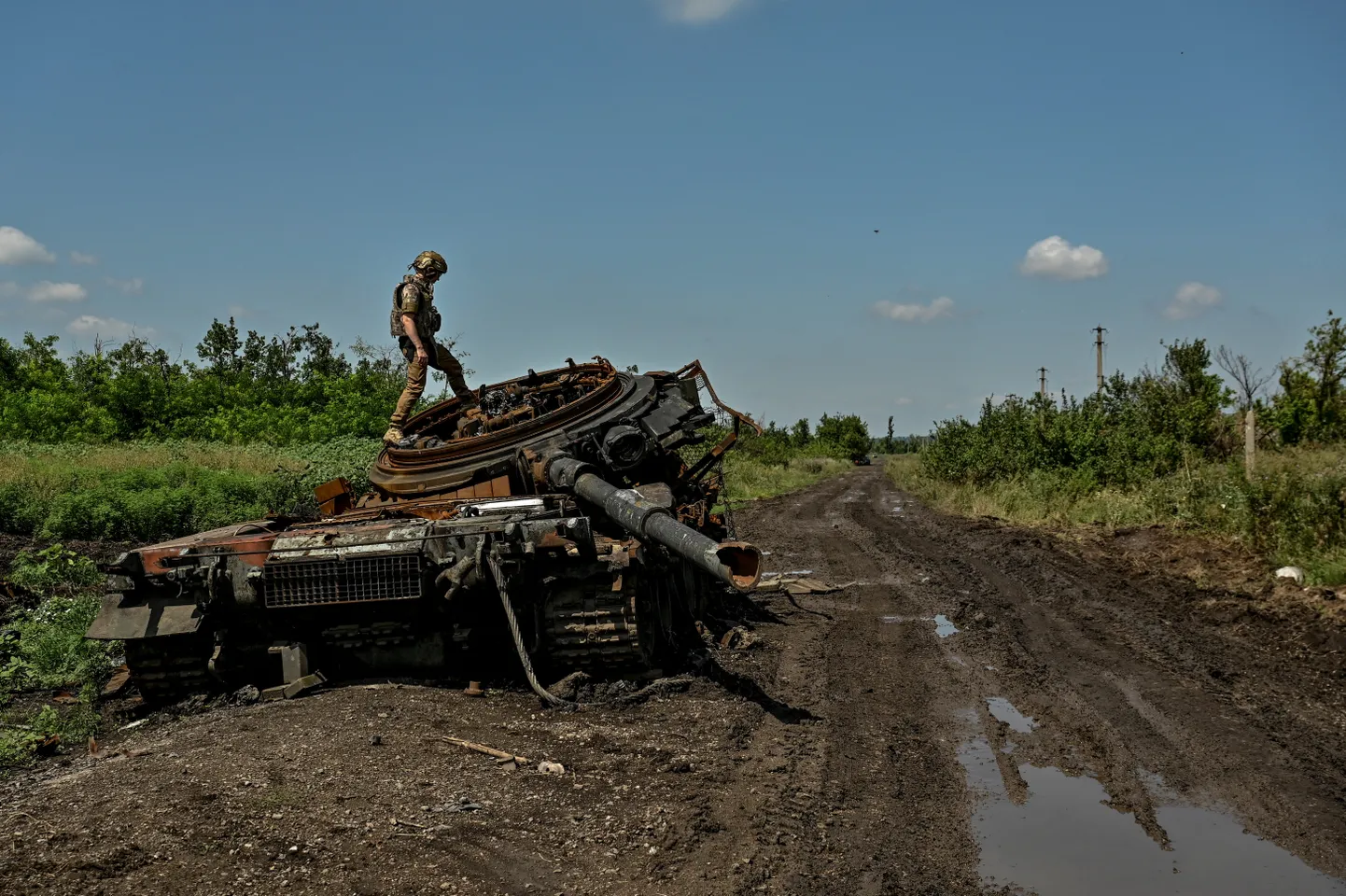 Ukraina sõdur inspekteerimas hävitatud Vene tanki Zaporižžja oblastis