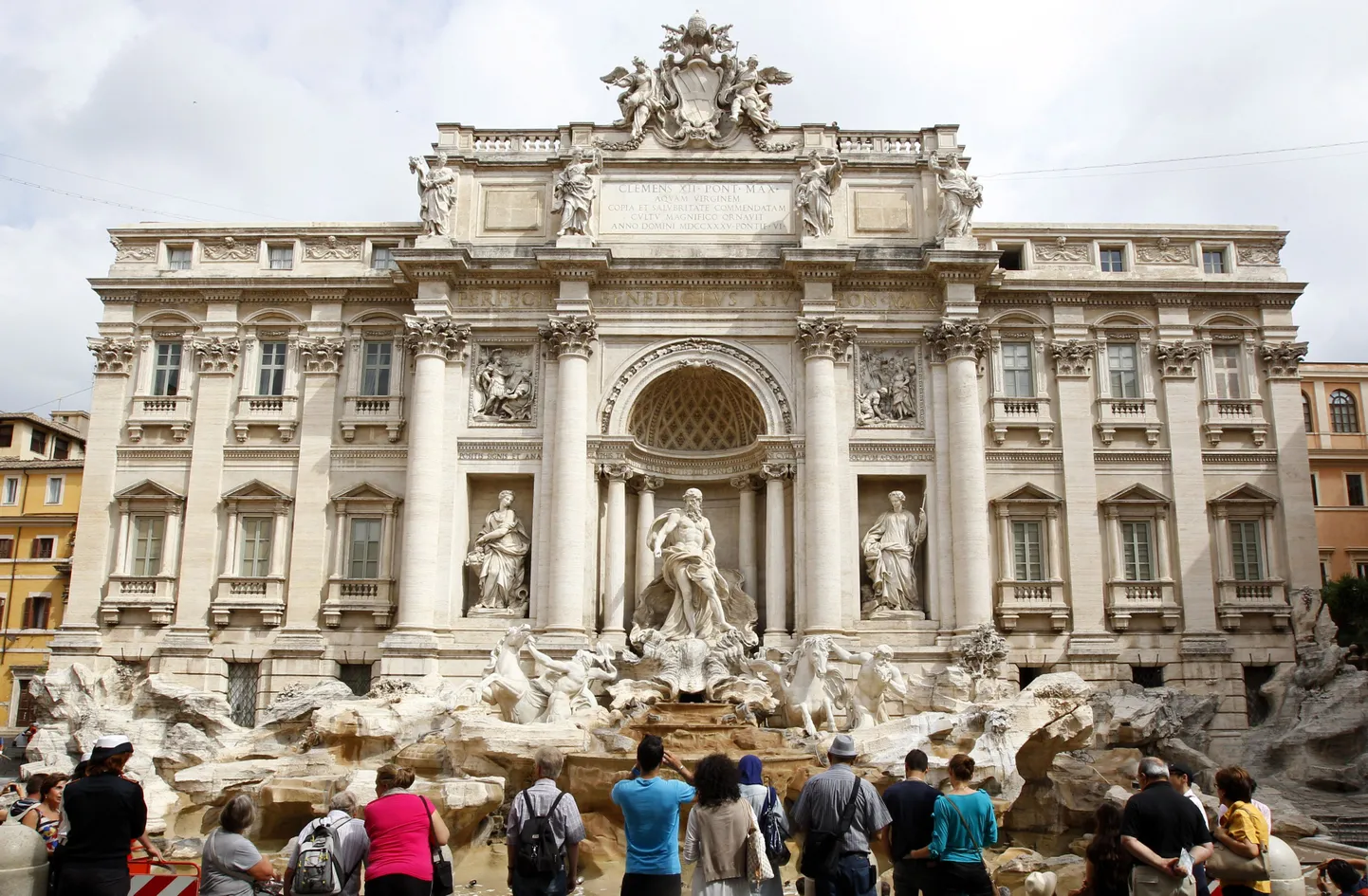 Turistid pildistamas Rooma Trevi purskkaevu