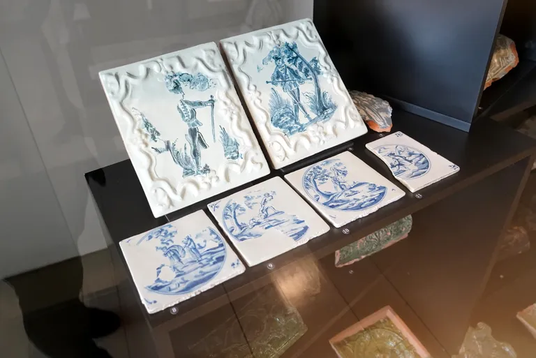 Podiņu krāsns porcelāna apdares fragmenti, kuri atrasti Rīgas pils telpu izpētē.