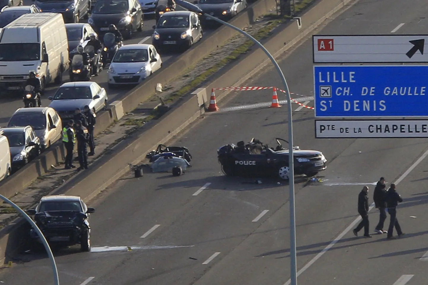 Prantsuse politseinikud tänahommikuse liiklusõnnetuse paigas Pariisi ringteel.