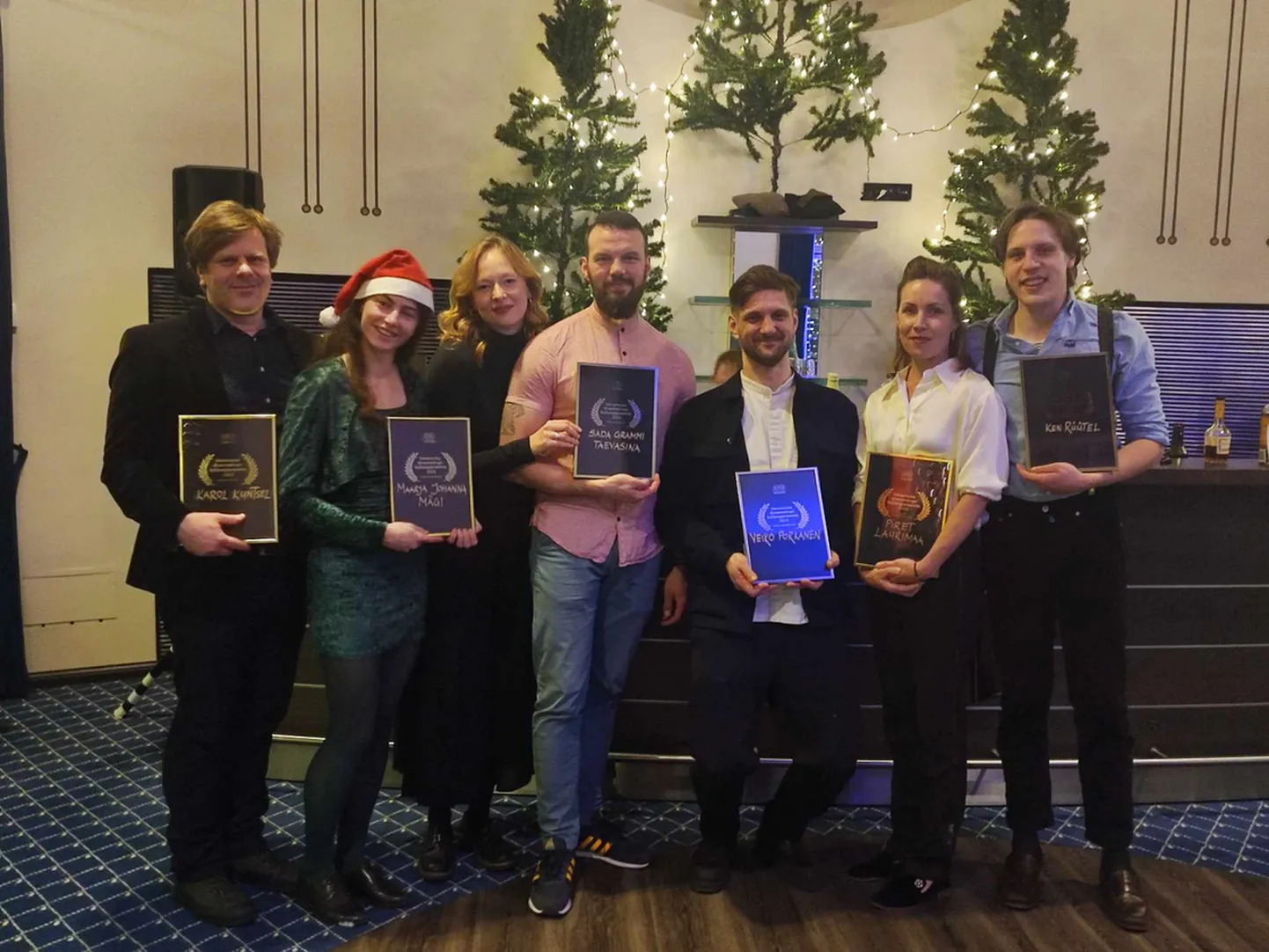 Fotol vasakult: Vanemuise draamanäitlejad Karol Kuntsel, Maarja Johanna Mägi, 
Lena Barbara Luhse ja Reimo Sagor, Veiko Porkanen, Piret Laurimaa ja Ken Rüütel