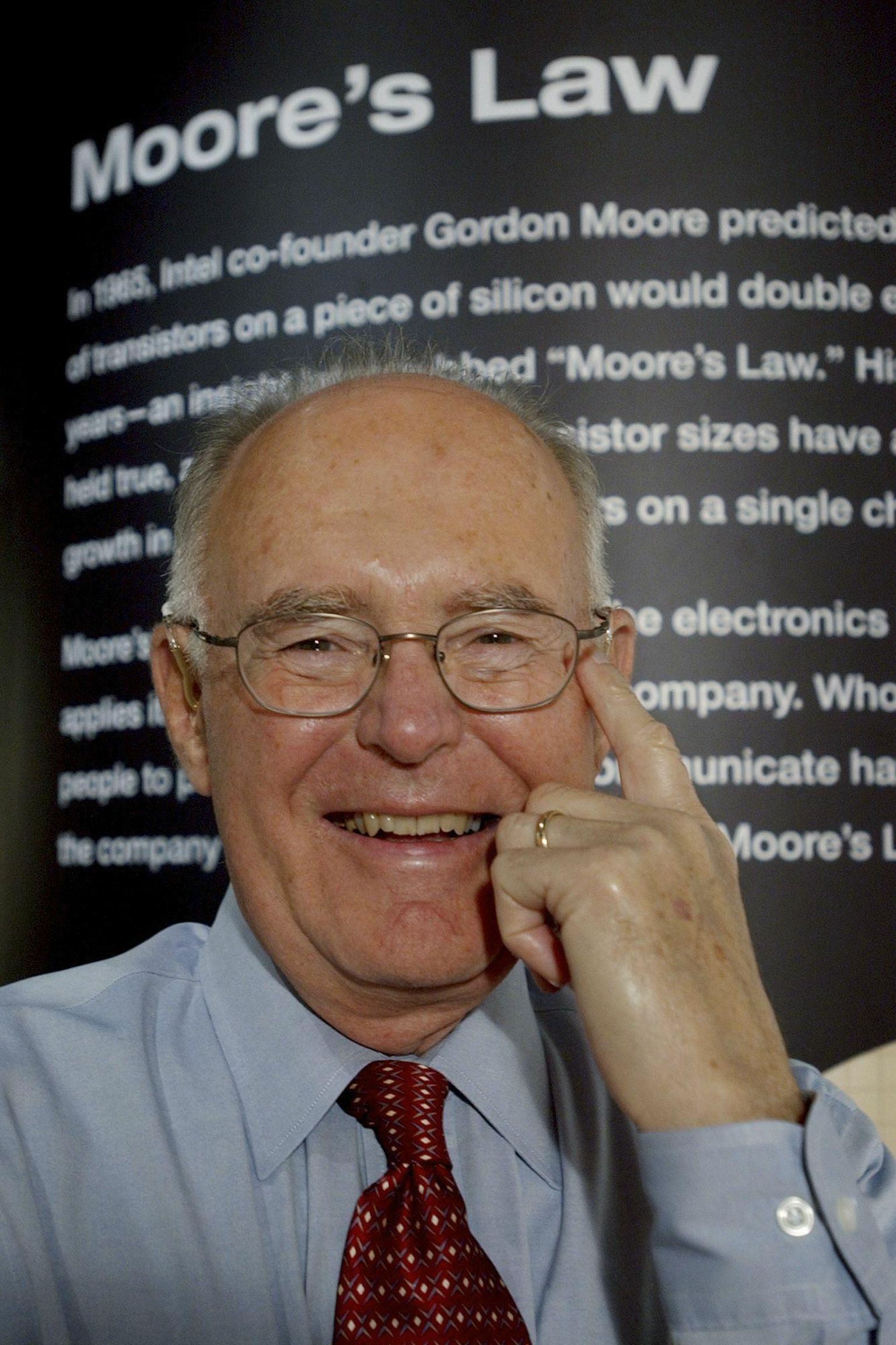 Gordon Moore 2005. aastal omanimelise seadust kirjeldava tahvli ees Inteli peakorteris.