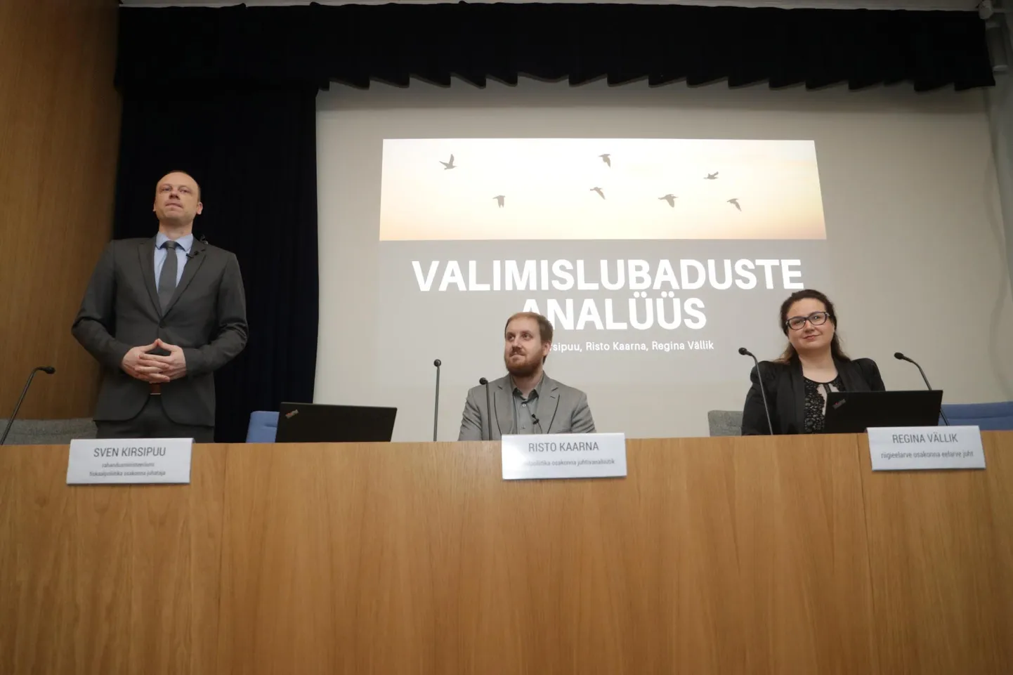 Rahandusministeerium esitles eile erakondade valimislubaduste analüüsi. Pildil rahandusministeeriumi fiskaalpoliitika osakonna juhataja Sven Kirsipuu, juhtivanalüütik Risto Kaarna ja riigieelarve osakonna eelarve juht Regina Vällik.