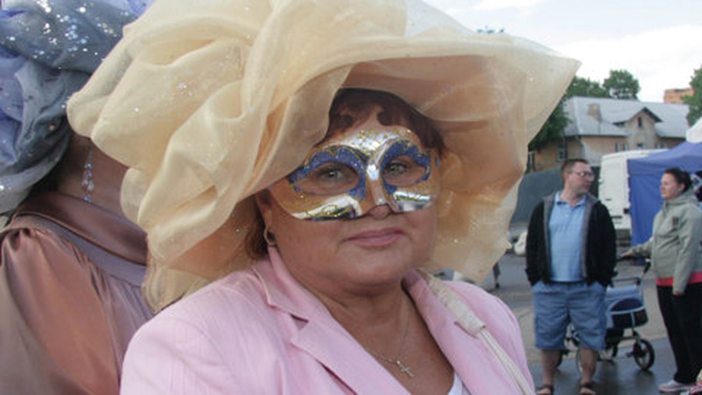Ljudmila Jantšenko heideti Keskerakonna ridadest välja põhjendusel, et ta varjab valimistel oma keskerakondlikku nägu parteiga konkureeriva valimisliidu maski taha.  Pilt on tehtud tänavu juunis Kohtla-Järvel toimunud Veneetsia karnevalil.