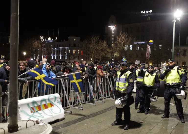Politsei valvab aiaga piiratud PEGIDA toetajaid.