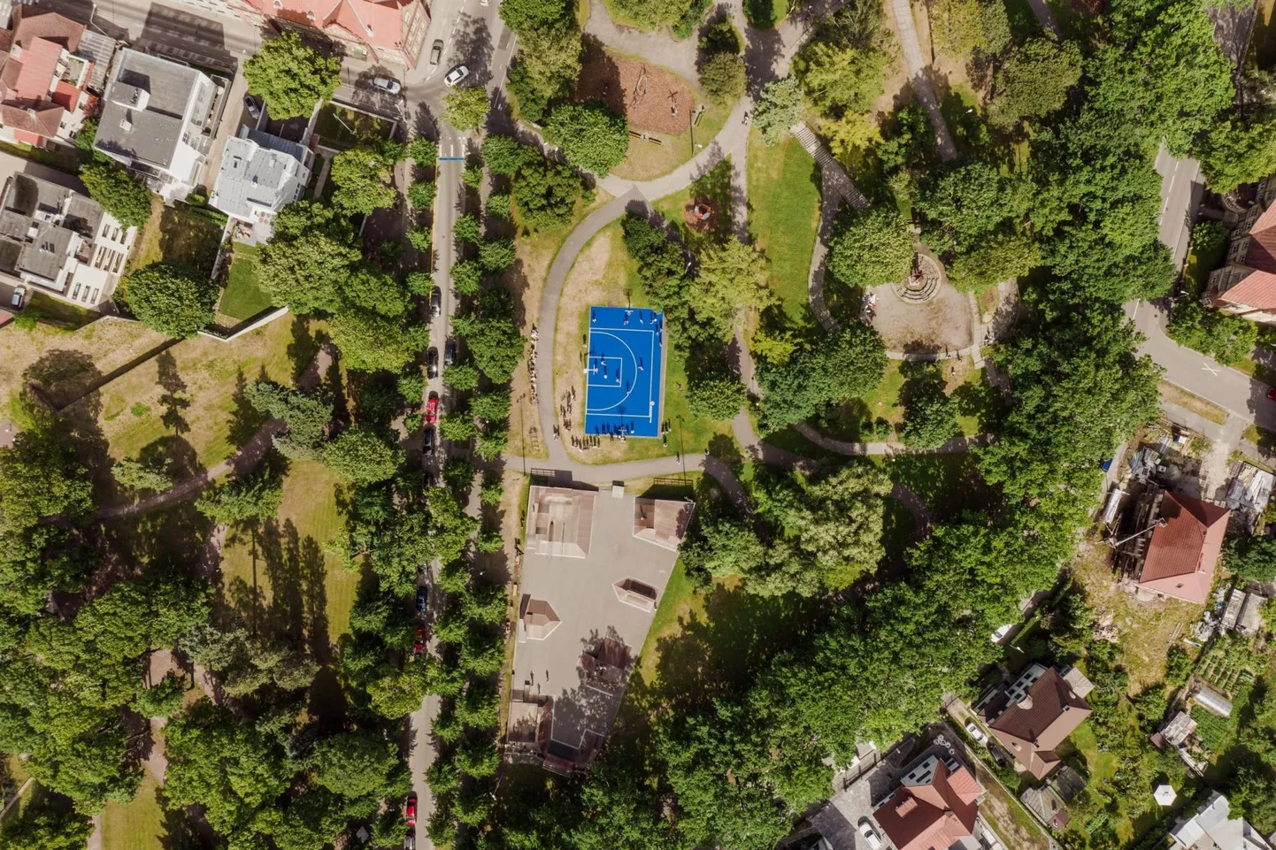 Munamäe parki ootavad põhjalikud uuendused. Skatepark tehakse betoonist, lisanduvad virgastusala ja uued mänguväljakud, Munamäe otsa ehitatakse paviljoniga kohvik.