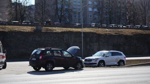 FOTOD ⟩ Lasnamäe kanalis põrkasid kokku kolm sõidukit