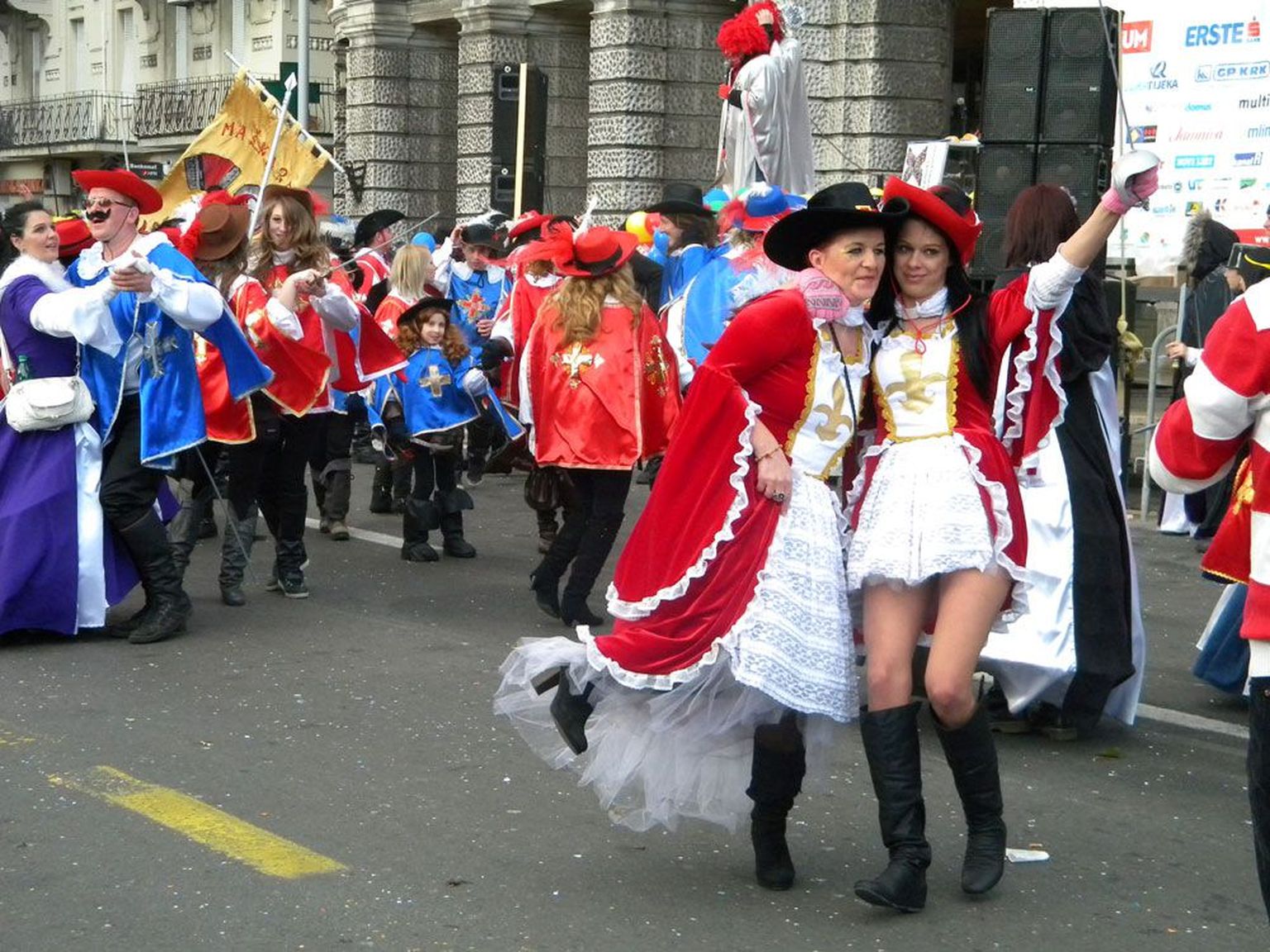 Lõbusas karnevalirongkäigus osales sadakond gruppi kokku ligi 8500 tegelasega ja lisaks oli tänavatel kaasa elamas palju linna külalisi.