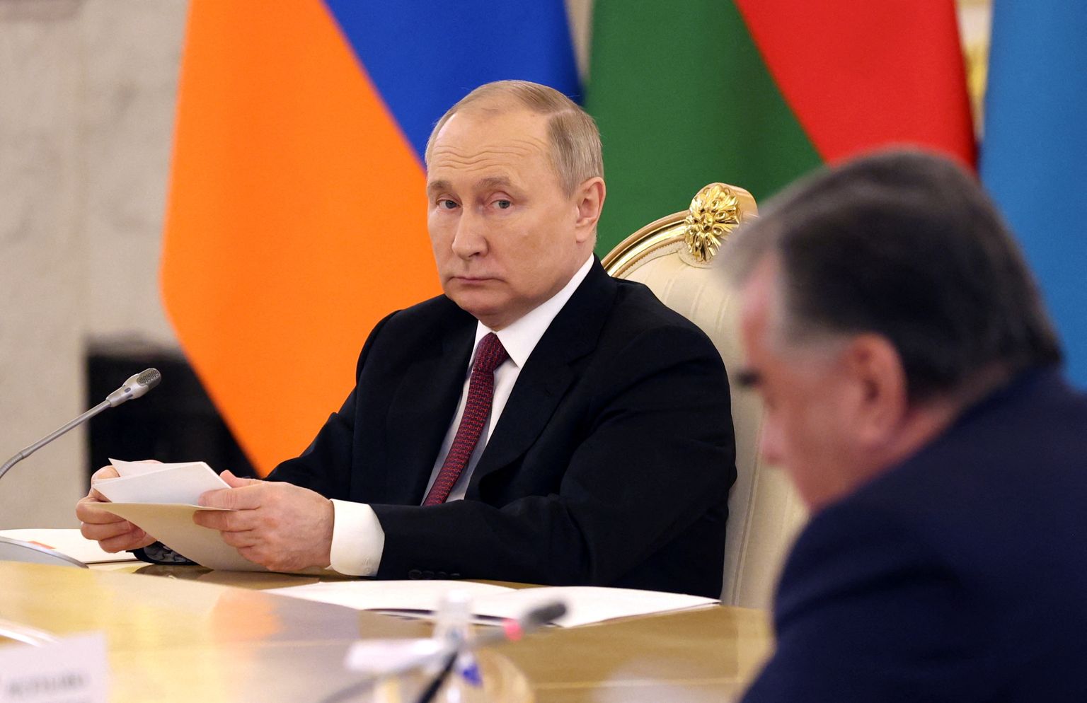 Venemaa president vaatab lootusrikkalt Tadžiki presidenti Emomali Rakhmoni 16. mail 2022 Kremlis toimunud Kollektiivse Julgeoleku Lepingu Organisatsiooni kohtumisel. Nii vähe ongi kremlile liitlasi jäänud ning needki ei kiirust Ukraina sõjaga ühinema. (Anton Novoderezhkin/Sputnik/ REUTERS)