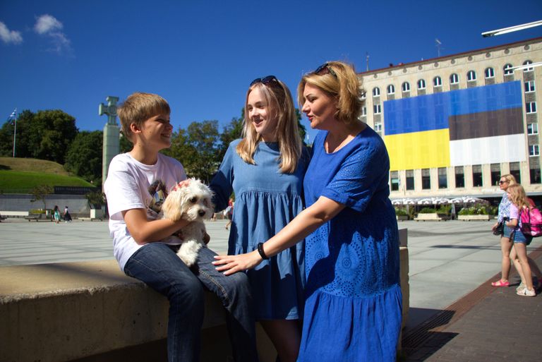Семья беженцев из Украины на площади Вабадузе в Таллинне.