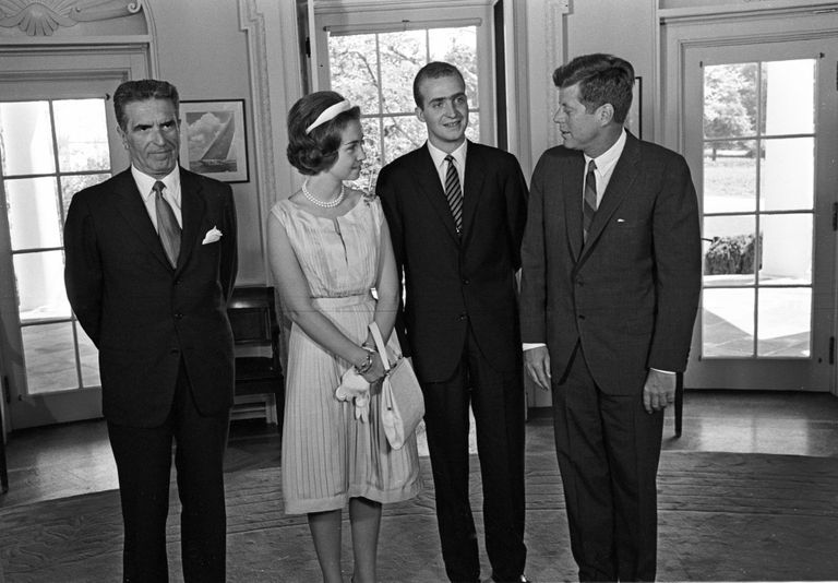 Ühendriikide president John F. Kennedy 1962. aastal Valges Majas kohtumas prints Juan Carlose ja tema abikaasa printsess Sophiaga. Vasakul seisab Hispaania suursaadik Ameerikas Antonio Garrigues Díaz-Cañabate.
FOTO: Arnie Sachs / CNP / MPI / Capital Pictures / Scanpix