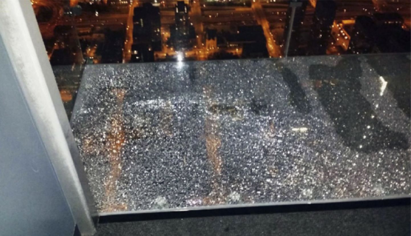 Foto 2014. aastast, mil Chicago Willis Toweri klaasplatvormi põrand pragunes