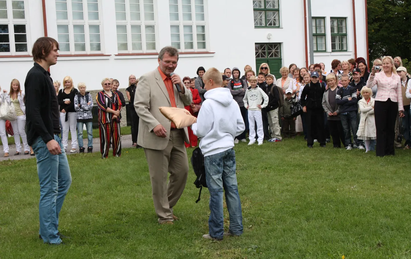 Trikke tegi ka koolidirektor Elmo Joa. Õpilase kotist ilmus üllatuslikult välja kooli logoga padi, mille Veber kingituseks sai.