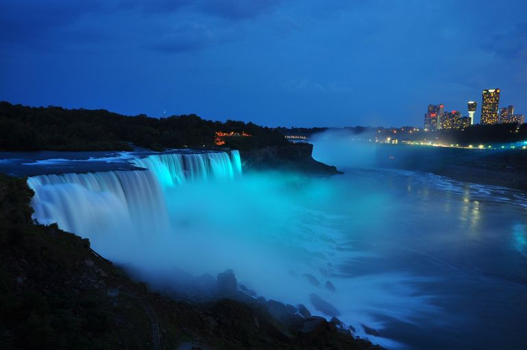 Sinise valgusega kaunistatud Niagara juga.