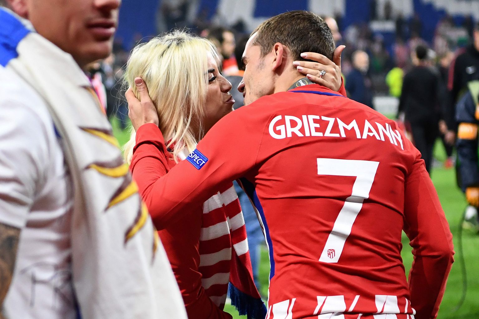 Prantsusmaa jalgpallikoondise ründaja Antoine Griezmann (nr 7) oma abikaasat suudlemas. Aasta 2018.