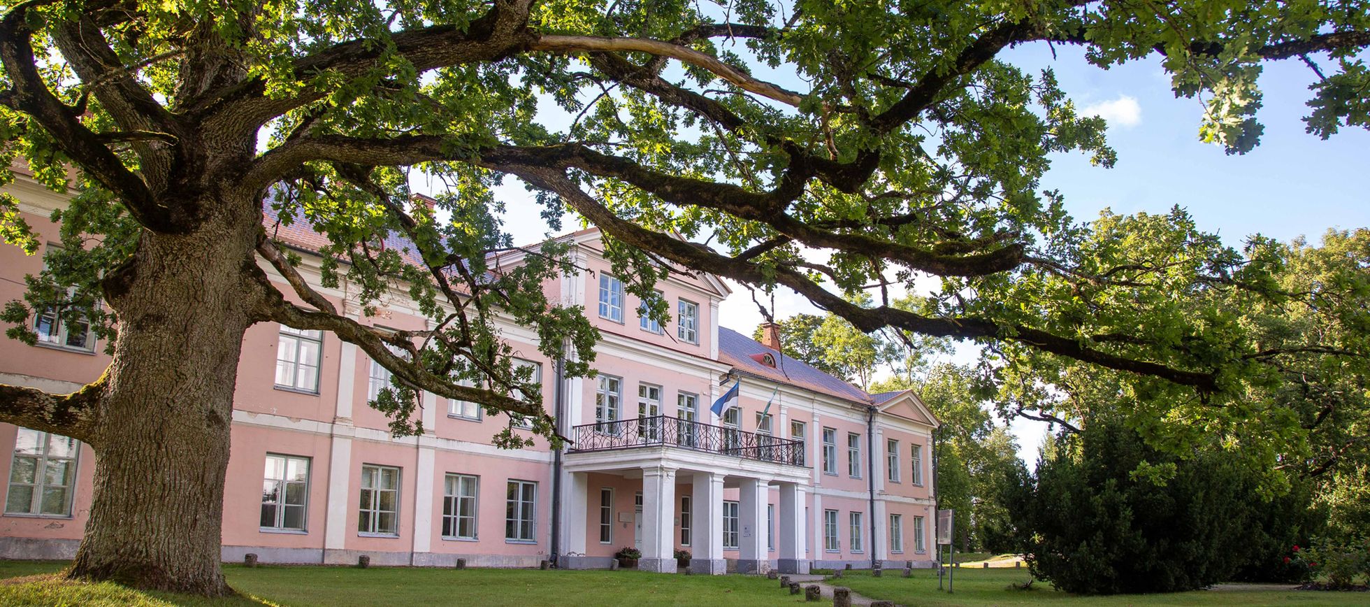 1774. aastast pärit Kabala mõisas on haridust antud juba 1923. aastast. Ka paegu on majas Retla-Kabala kool, millel on kuus klassi ja ka lasteaed.