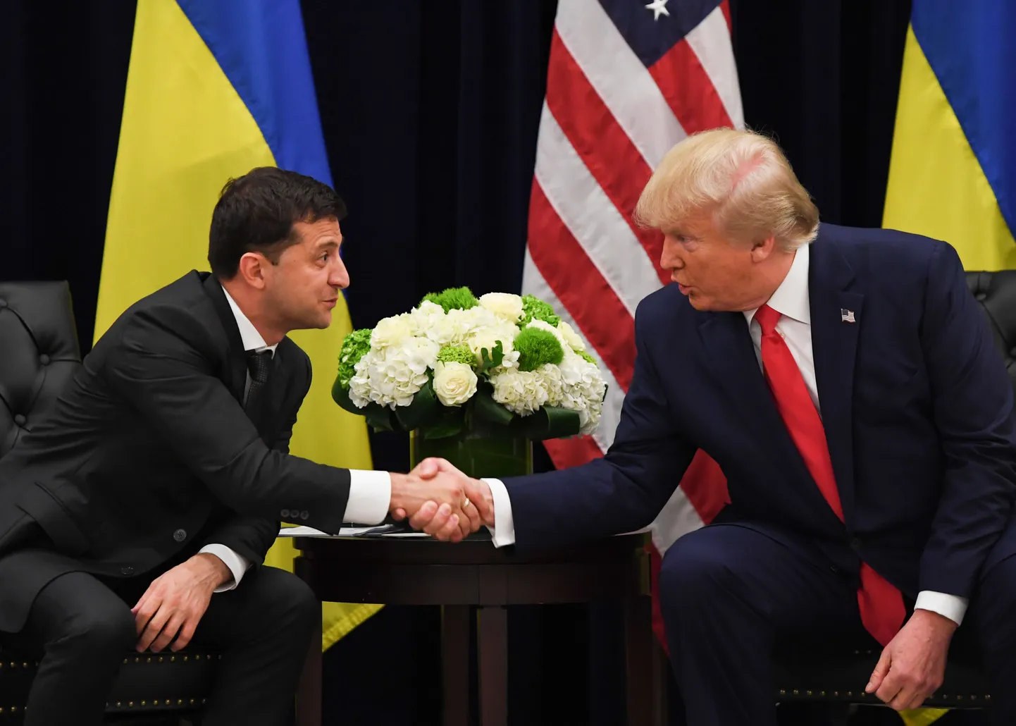 Vilepuhuja teatel seadis Donald Trump (paremal) ohtu USA riiklikud huvid, nõudes Volodõmõr Zelenskõilt teavet Joe Bideni kohta.