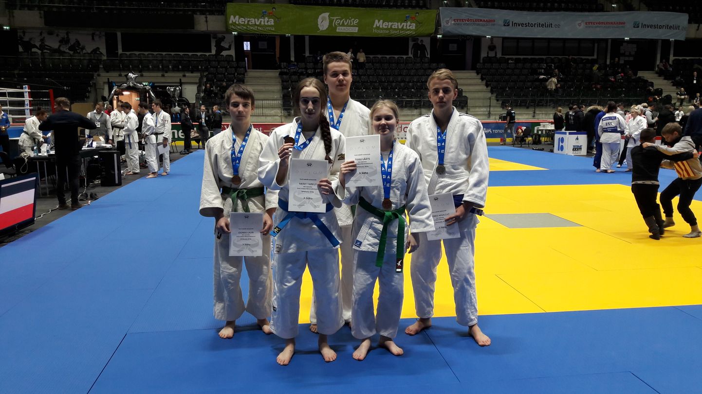 vasakult)Joonas Lauri, Merit Tarkus, Trever Ojala, Tuuli Lääts ja Merko Aasaleht tõid Eesti meistrivõistlustelt medaleid.