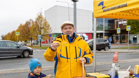 Reformierakond kostitas viljandlasi pannkookidega ja kuulas etteheiteid