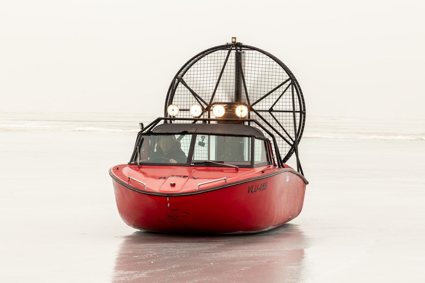 Hüdrokopter Husky on Pärnu lahe jääl saavutanud 80kilomeetrise tunnikiiruse.