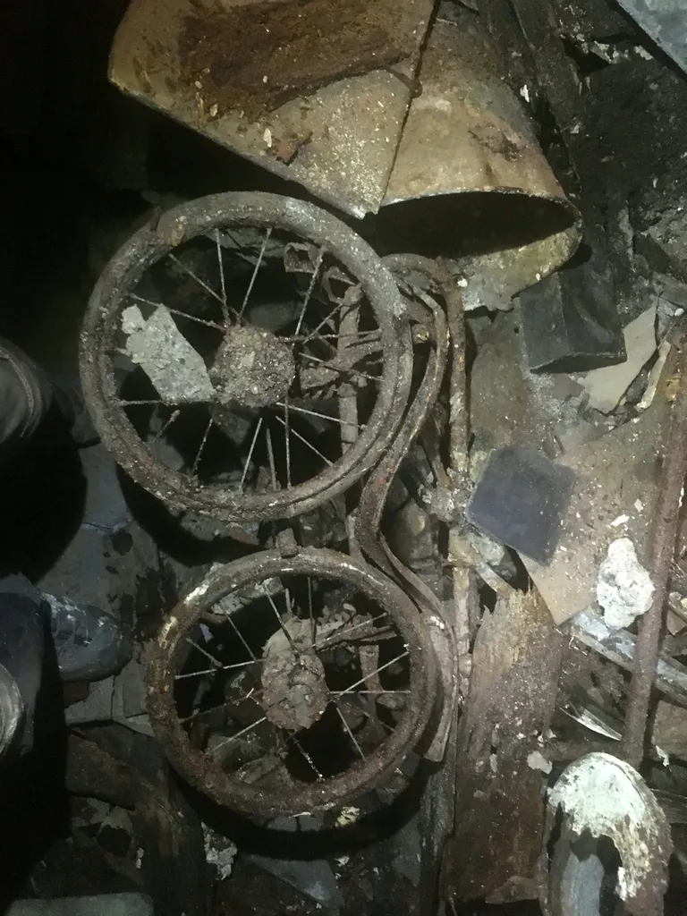 Salakäigust leitud rattad viitavad sellele, et käik on pikalt suletud olnud.