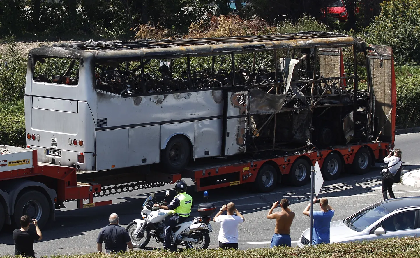 Juulis Burgases toimunud rünnaku järel vrakiks muutunud buss.