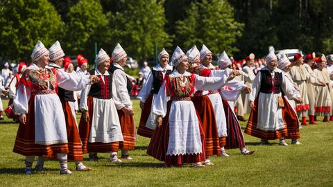 GALERII ⟩ Tantsupisik ei küsi vanust: lustipeol särasid silmad ja seelikusabad