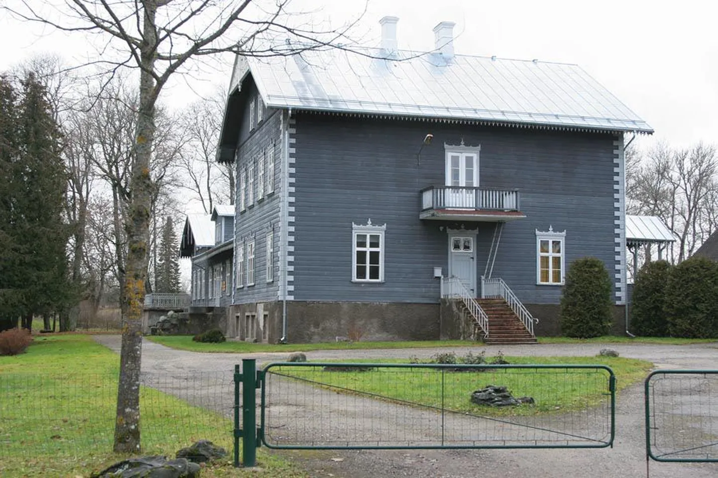 Pärsti mõisa häärber on ehitatud 1872. aastal. Tegu on dekooririkka historitsistliku puithoonega, millelaadseid kerkis pärast XIX sajandi keskpaika päris palju, kuid algse ilme on säilitanud vähesed.