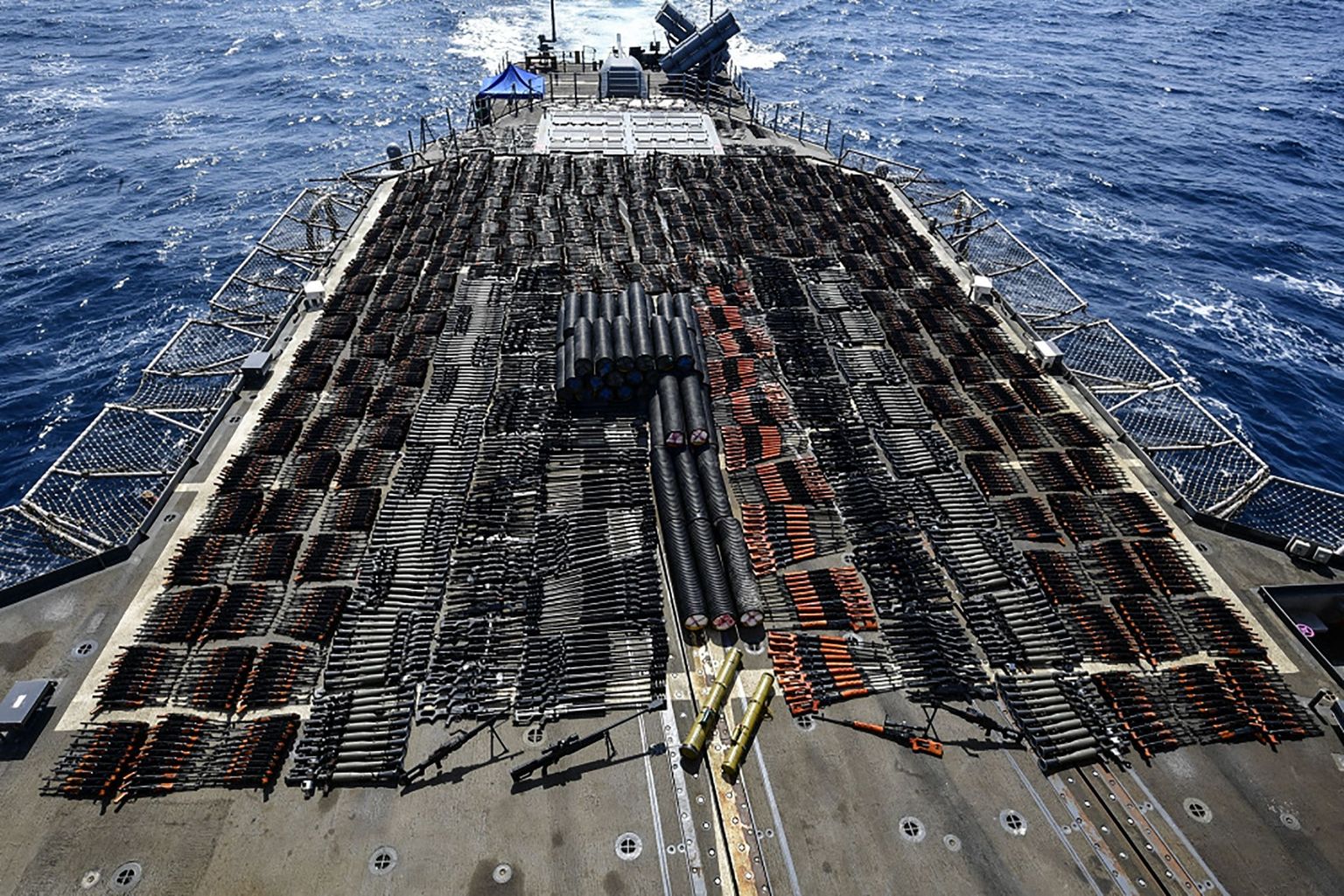 Araabia merel sõitnud väikelaevalt konfiskeeritud salarelvad USA mereväe ristleja USS Monterey pardal