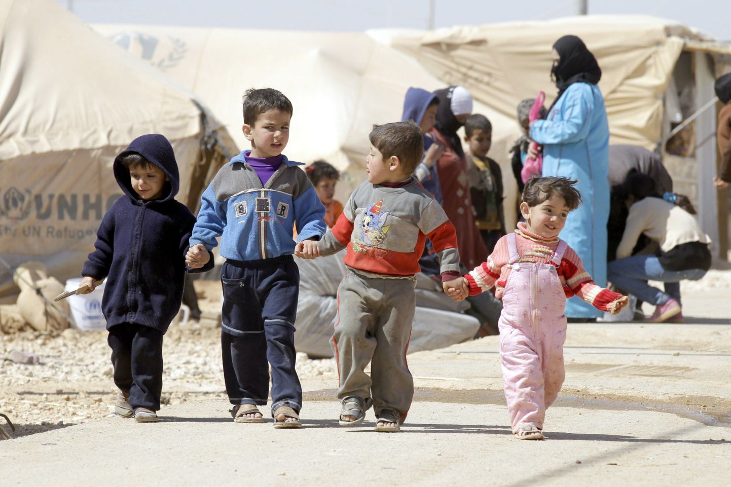 Süüria lapsed jalutavad Zaatari põgenikelaagri telkide vahel.
