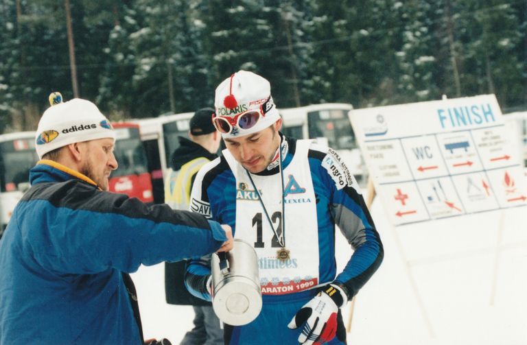 Tartu maraton 1999. Pildil Mati Alaver kallab Andrus Veerpalule teed.