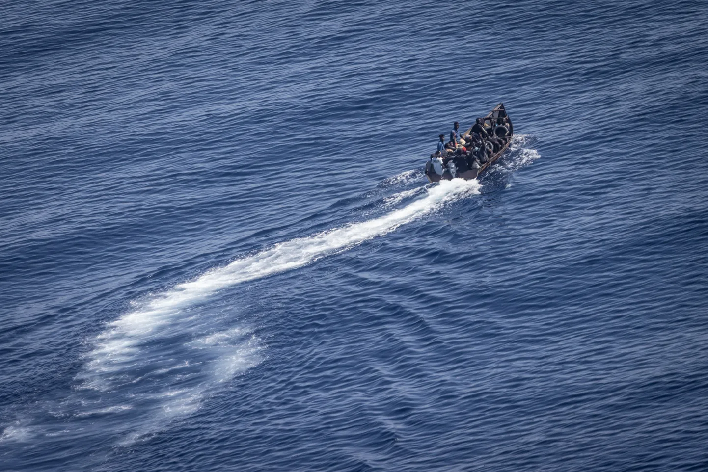 Laiva ar migrantiem pie Lampedusas salas. Ilustratīvs foto