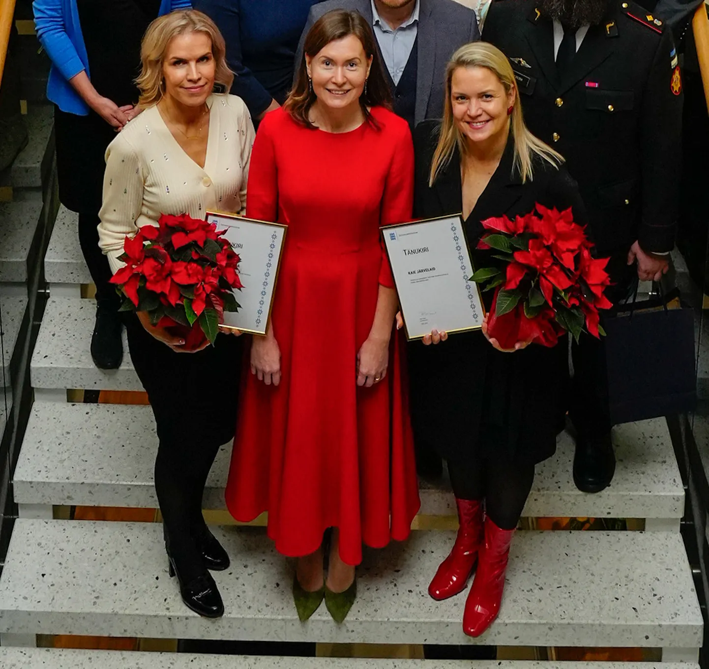 Siiri Rannamaa (vasakul) ja Kaie Järvelaid (paremal) ühispildil koos minister Riina Sikkutiga.
