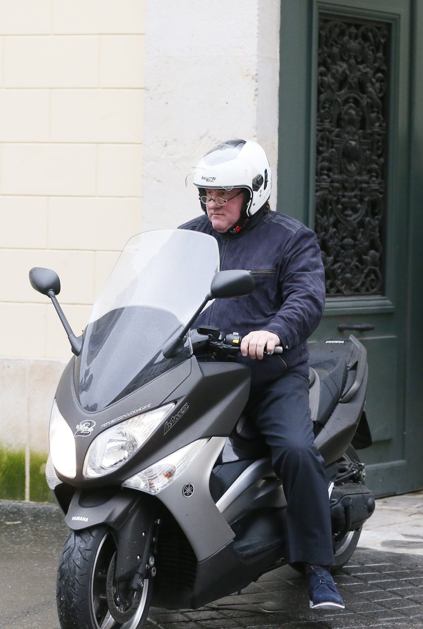 Gérard Depardieu lahkub mopeediga oma Pariisis asuvast korterist.