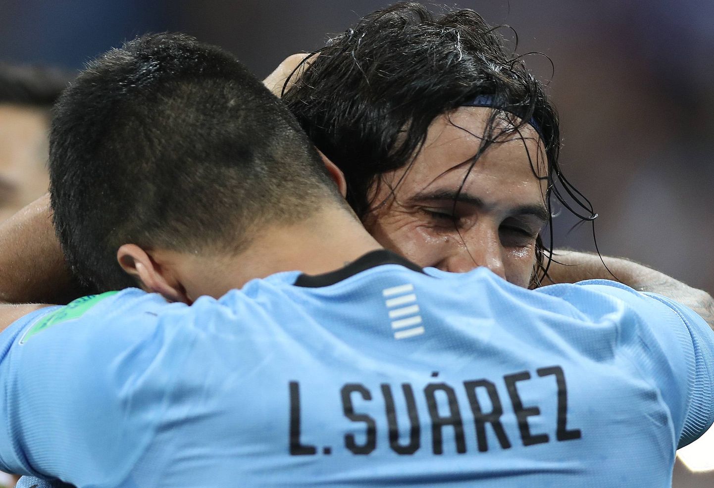 Luis Suarez kallistab Edinson Cavanit