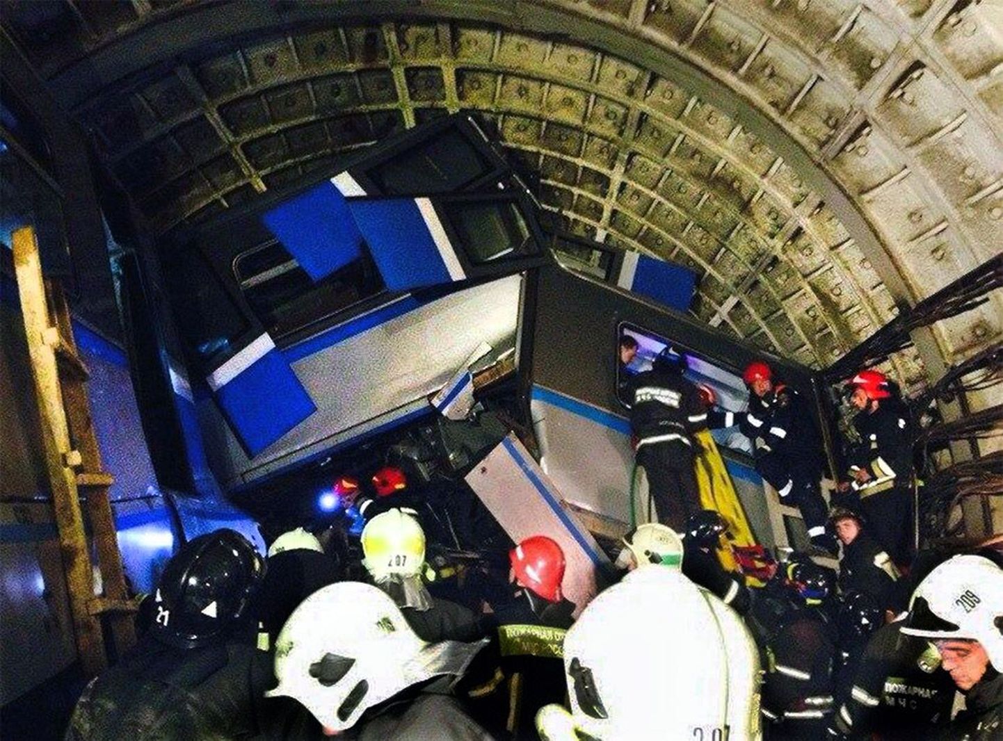 Pealtnägija mobiilifoto päästjatest eile Moskva Slovjanski Bulvari ja Park Pobedõ vahelises tunnelis, kus õnnetus juhtus.