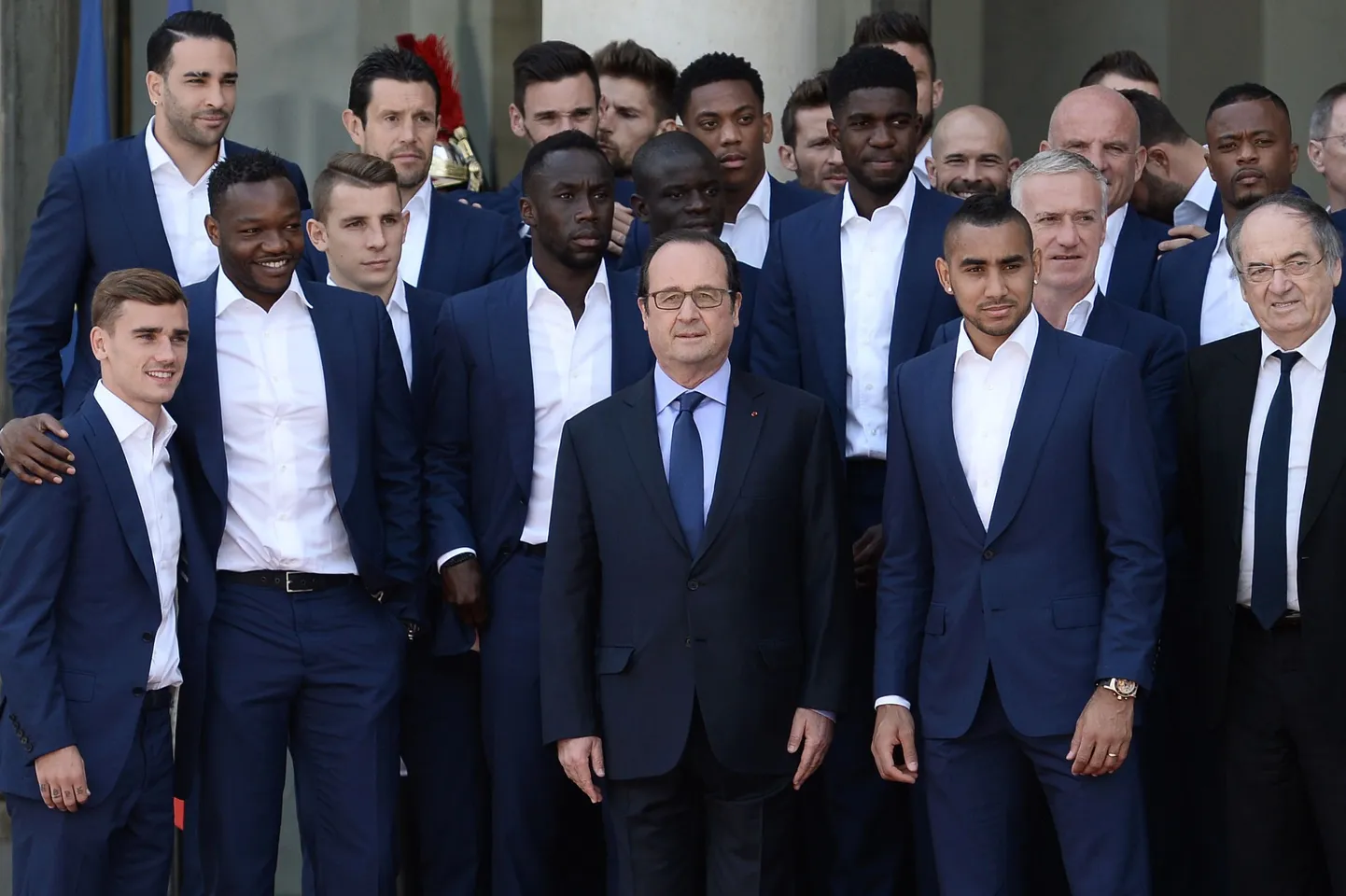 Francois Hollande poseerib prantsuse rahvuskoondisega.